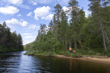 Lemmenjoella, venematkalla Ravadaskönkäälle, piti välillä jalkautua joen rannalle, ettei vene ottanut pohjakosketusta.