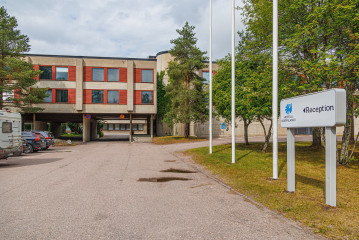 Matkan esimmäinen yöpyminen Hotelli Korpilammessa, Espoossa.