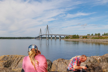 Raippaluodon silta, Mustasaari, Tiina ja Jussi.