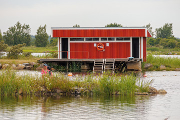 Tiina Svedjehamnin satamassa Björkön saaressa.